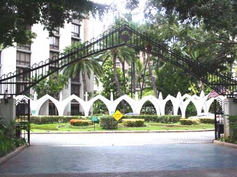 Liliuokalani Gardens entrance